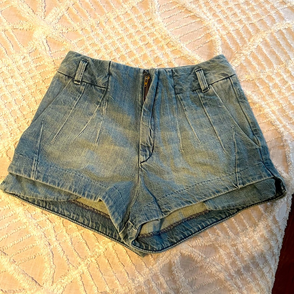 Levi’s Pleated Jean shorts brand new, without tags. Size 27